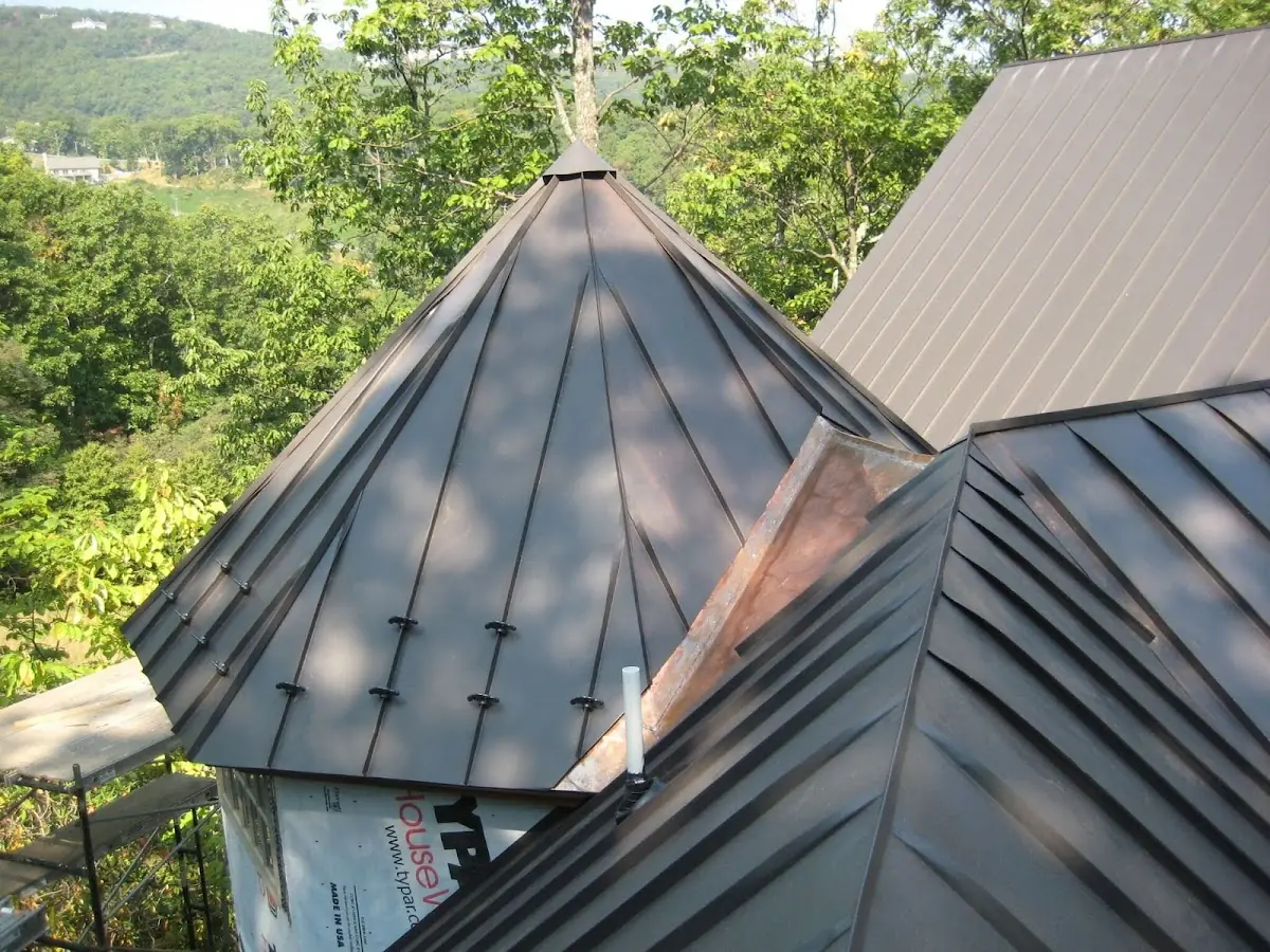 Professional Roof Tarp Installation by Craftsman Roofing in Leiperville